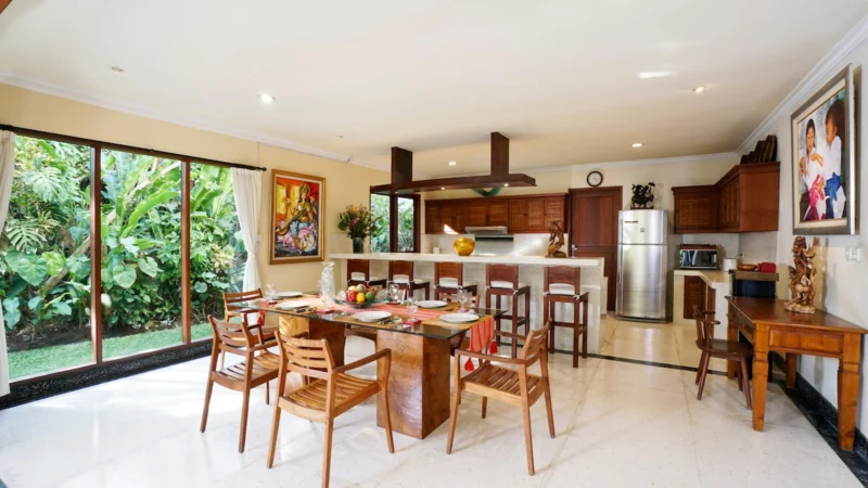 dining area with space for 6 people and more