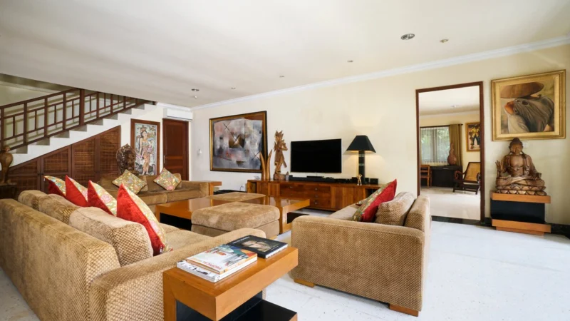 Spacious living room with high ceilings at Villa Bali Maja.