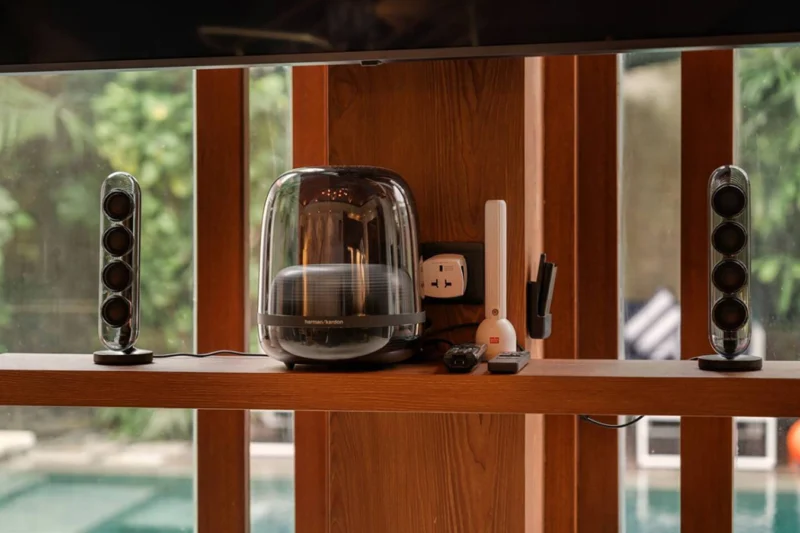 Sound that fills the room without overwhelming it. The Harman Kardon speaker system delivers across the full living space — connect your playlist and adjust to taste. In a private villa, the volume is your call.