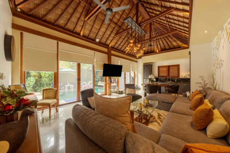 The flow of the villa is one of its most underrated features: every space connects naturally to the next, every opening draws your eye toward greenery or water. Nothing feels closed off. Nothing feels like a hotel. It just feels like yours.